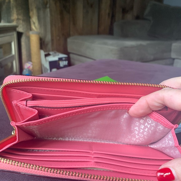 Kate Spade Laurel Way Neda zippered wallet. - Picture 6 of 8